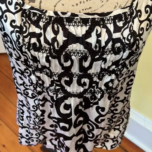 Gorgeous EUC SZ M WHBM 💯 Silk Ivory & Black Scroll Design Top - Picture 2 of 9